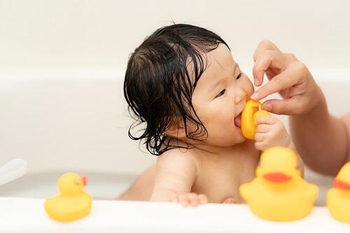 赤ちゃんとのお風呂の入り方 一緒に入るなら温度と時間の配慮が大切 子育て オリーブオイルをひとまわし
