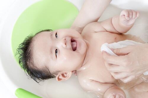 赤ちゃんのお風呂の入れ方とは 一人で安全に入れるためのコツを紹介 子育て オリーブオイルをひとまわし