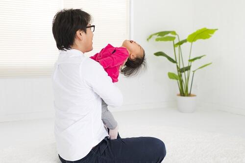 赤ちゃんの人見知りの原因と対策 嫌われているわけではない 子育て オリーブオイルをひとまわし