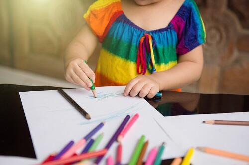 子どもに色を教えるおすすめの方法。準備物は少なくて大丈夫