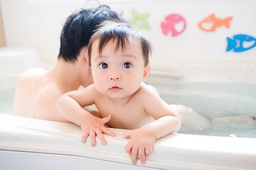 赤ちゃんのお風呂デビュー！どこでどうやって洗えばいいの？ 子育て オリーブオイルをひとまわし
