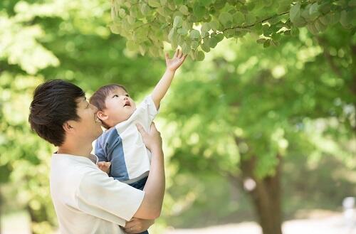公園遊びを楽しもう 生後10ヶ月の赤ちゃんの喜ぶ遊び方を紹介 子育て オリーブオイルをひとまわし