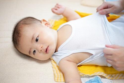 生後4ヶ月の赤ちゃんのお着替え 肌着の着せ方のコツを紹介 子育て オリーブオイルをひとまわし