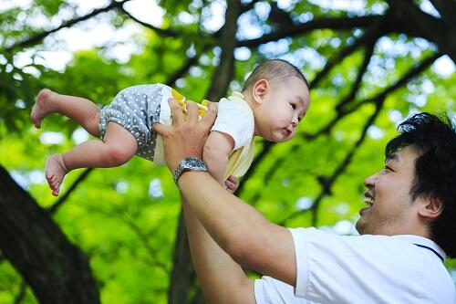 赤ちゃんの抱き方でパパが気を付けることは 脚にも気を配ろう 子育て オリーブオイルをひとまわし