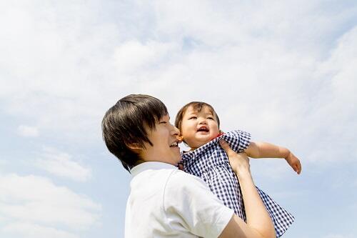 赤ちゃんの楽な抱き方は オススメアイテムも紹介 子育て オリーブオイルをひとまわし