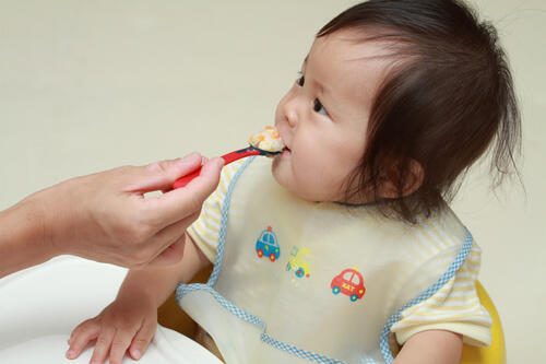 赤ちゃんの食事に時間がかかるのはなぜ 理由と対策を解説 子育て オリーブオイルをひとまわし 赤ちゃんの食事に時間がかかるのはなぜ 理由と対策を解説 子育て オリーブオイルをひとまわし