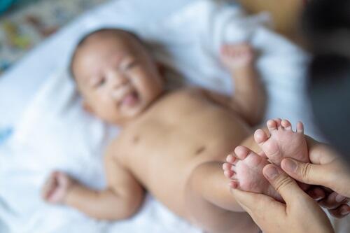 赤ちゃんが寝るマッサージ方法は 注意点とともに方法を解説 子育て オリーブオイルをひとまわし