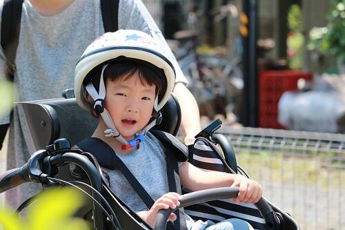 自転車のチャイルドシートに座っている子供の写真