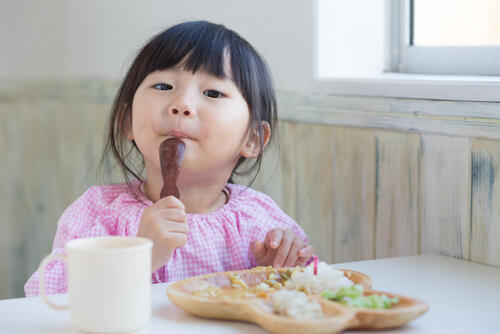遊び食べを止めさせる方法を紹介！食べ物を口から出す理由とは？