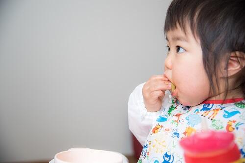 手づかみ食べしない原因を解説 原因別に対処方法も紹介 子育て オリーブオイルをひとまわし