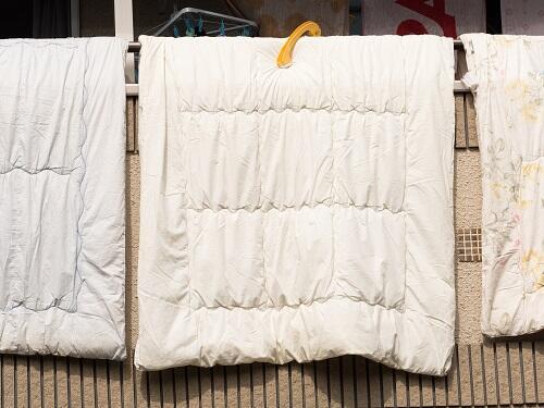 おねしょで布団が汚れたときに。洗い方、除菌と消臭対策を紹介！