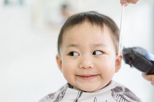赤ちゃんの散髪はいつから 自宅と専門店でのカット時の注意点も紹介 子育て オリーブオイルをひとまわし