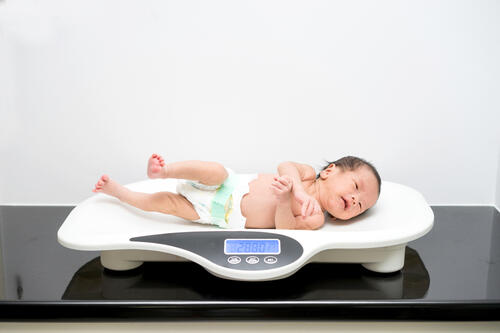 赤ちゃんの体重の平均的な増え方を徹底解説！測り方と注意点も説明