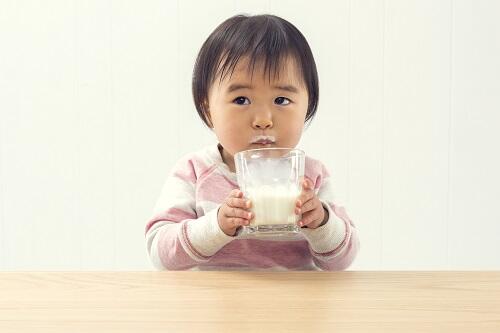 赤ちゃんのコップ飲みのタイミングや練習方法 おすすめコップ5選 子育て オリーブオイルをひとまわし