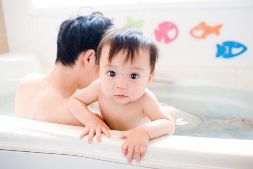 パパとお風呂に入っている赤ちゃんの写真