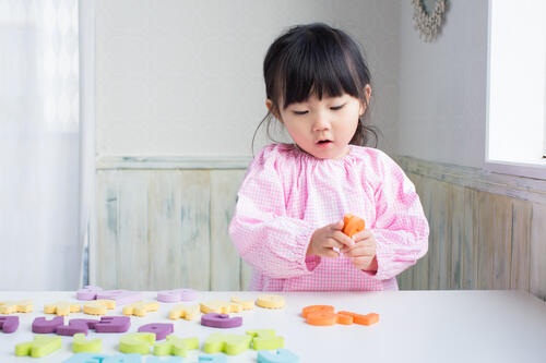 3歳児にぴったりの知育玩具とは？おすすめ商品や手作り方法も紹介