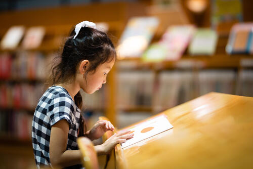 絵本ラックで絵本収納をすっきりと おすすめ商品やアイディアを紹介 子育て オリーブオイルをひとまわし