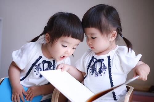 2歳児が喜ぶロングセラーの絵本を紹介！親子で絵本を楽しむには？