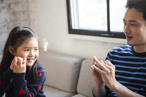 手遊び歌で子どもと遊ぼう 手遊び歌のメリットや人気の歌紹介 子育て オリーブオイルをひとまわし