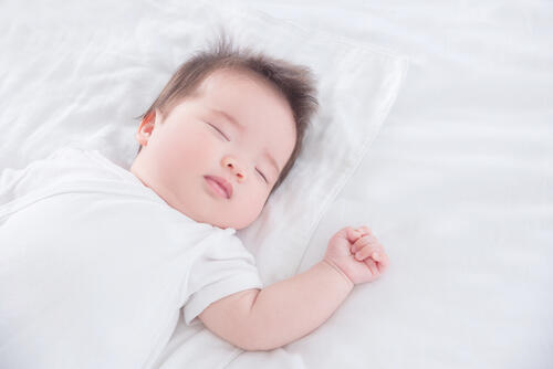赤ちゃんの寝返りのリスクとは？事故防止策と注意点を詳しく解説