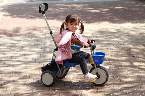 2歳の乗り物には三輪車がおすすめ！メリットや注意点、選び方のコツ