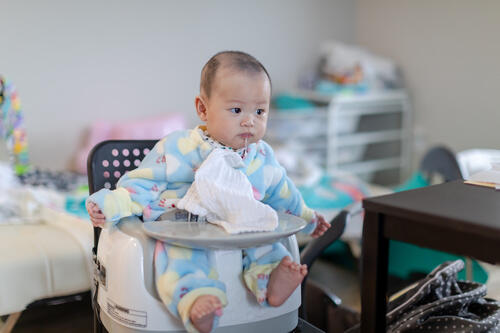 赤ちゃん用の椅子はいつから使う？種類や選び方のポイントも解説
