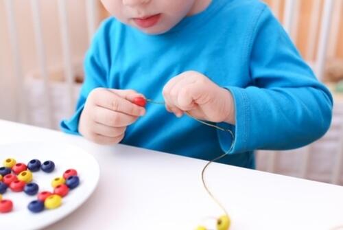 ビーズを子どもと一緒に楽しみたい 遊び方や作れるものを紹介 子育て オリーブオイルをひとまわし