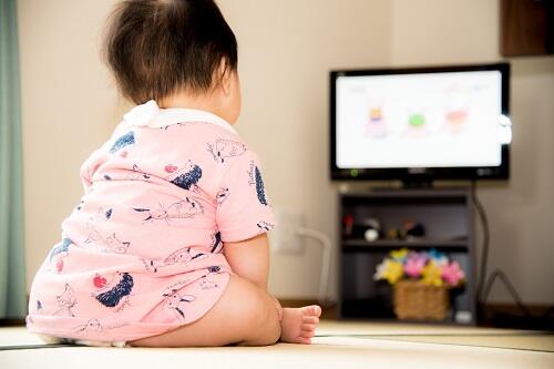 赤ちゃんをテレビに近づけない方法はある アイデアを紹介 子育て オリーブオイルをひとまわし