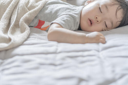ぐっすり眠っている赤ちゃんの写真