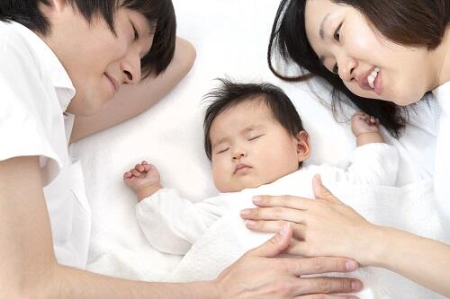 生後1か月の赤ちゃん スムーズな寝かしつけのヒント 子育て オリーブオイルをひとまわし