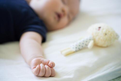 半袖パジャマで眠る赤ちゃんのイメージ写真