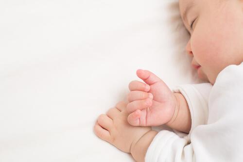 気持ちよさそうに眠る赤ちゃんの写真