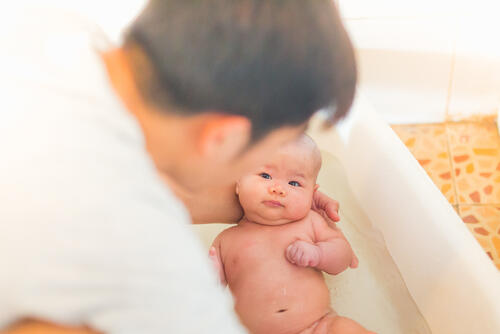 赤ちゃんの沐浴に湯温計って本当に必要 おすすめの湯温計を紹介 子育て オリーブオイルをひとまわし