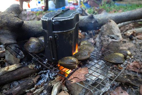 飯盒炊飯をしているところの写真