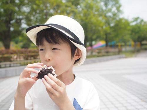 【給食】先生「さすがだなお前…」短歌を作る授業で悩む男の子。しかし、”あるアドバイス”で完成した作品にクスッ…