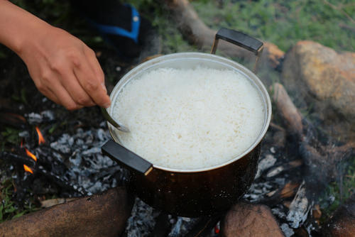 炭火を使った米の炊き方は キャンプ飯を存分に楽しもう 趣味 オリーブオイルをひとまわし