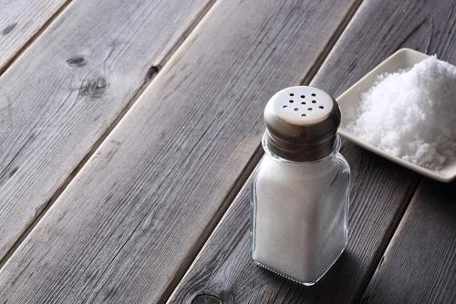 小瓶に入った塩の写真
