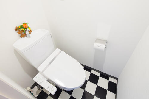 床が市松模様のトイレの写真