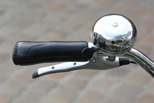 自転車のハンドルとブレーキレバーの写真