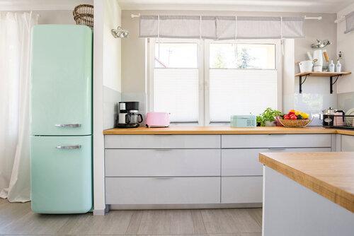 若草色の冷蔵庫が置かれたキッチンの写真