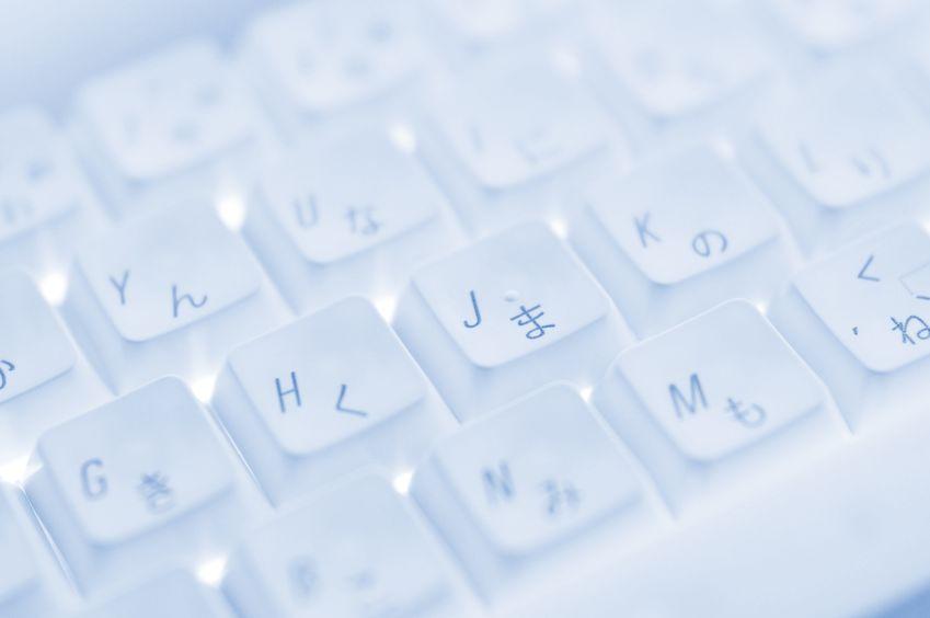 キレイな白いキーボードの写真