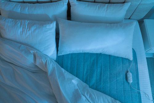 ベッドと電気毛布の写真