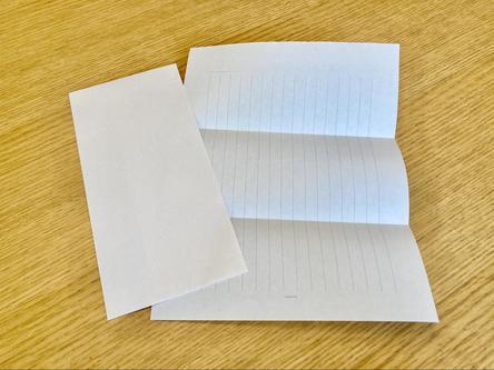 三つ折りの便箋と和封筒の写真