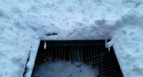 積雪面と段差になった融雪槽の写真