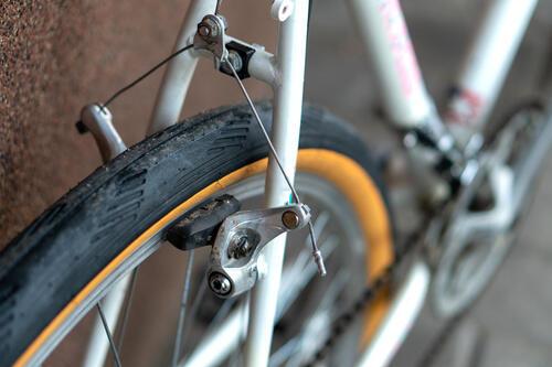 自転車のブレーキのワイヤーの写真