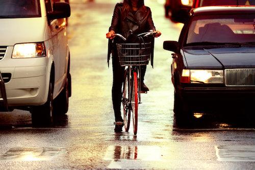 車と車道で停車している自転車