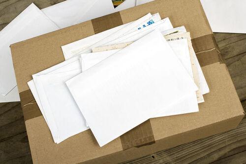 ダンボールや大きめの封書など定形外郵便物をイメージした物の写真