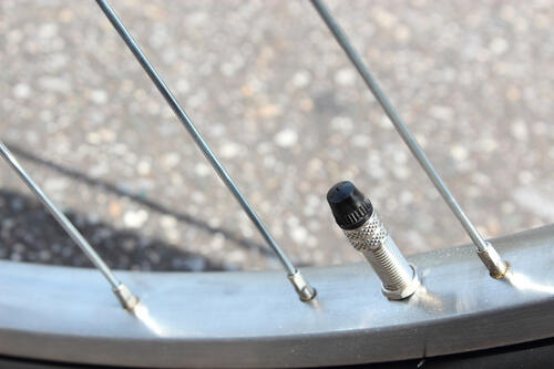 自転車のタイヤのバルブなどの部分の写真