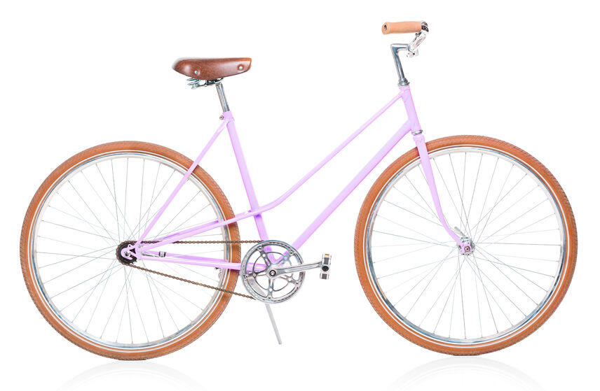 チェーンカバーが付いていないピンク色の自転車の写真