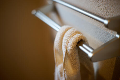 バータイプのタオル掛けとタオルの写真